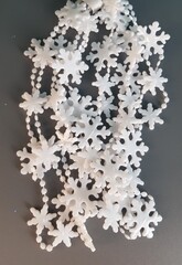 !09 НАБОР 2 ШТУКИ - ЕЛОЧНОЕ УКРАШЕНИЕ - БУСЫ "СНЕЖИНКИ" 2,7 М., ЦВЕТ БЕЛЫЙ