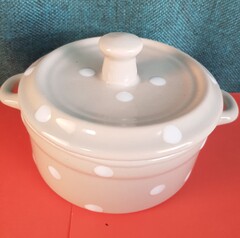 !09 Супница-кокотница круглая с крышкой, диаметр 10,5 см., высота 8,5 см. Франция Цвет бежевый