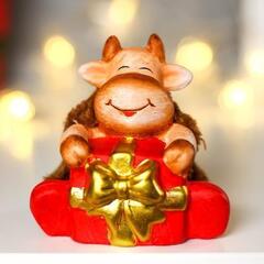 !НАБОР 2 ШТУКИ - Сувенир керамика "Бычок Весельчак с подарком" меховой