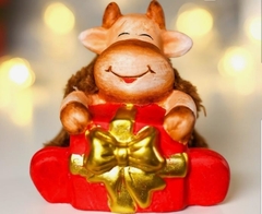 !09 НАБОР 2 ШТУКИ - Сувенир керамика "Бычок Весельчак с подарком" меховой