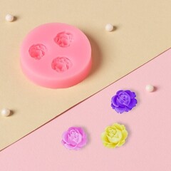 !09 Молд «Три малых розы», 4,5 см, цвет розовый