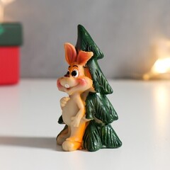 !09 Сувенир полистоун "Заяц перед ёлочкой" МИКС 4,5х4,5х6,8 см.