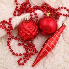 !09 Набор елочных украшений пластик с бусами 13 шт "Рэд" (6 шаров d-5,5 см,6 сосулек 14,5х3 см,бусы 1м)