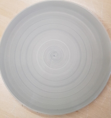 !09 Тарелка подстановочная "Круги" 26 см. керамика цвет серый