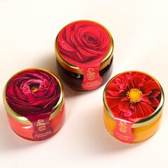 !Набор "8 марта", чай со вкусом ваниль и карамель 50 г., кофе со вкусом аммаретто 30 г., крем-мёд с апельсином 30 г., крем-мёд с малиной 30 г., варенье из шишек с клюквой 30 г.