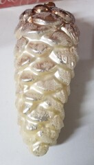 !09 Украшение новогоднее Шишка 6х6х14см стекло цвет коричнево-бежевый с блесками