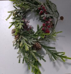 !09 Новогодний венок с шишками и ягодами d 18 см. 32 см.