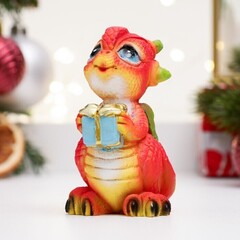 !09 Фигура "Дракончик с подарком" красная, 5,5х5х7,5 см.