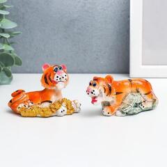 !09 Сувенир полистоун "Голубоглазый тигр с монетами/купюрами" МИКС 4х4х10 см