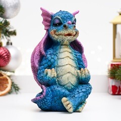 !09 Копилка "Дракончик медитирует" синяя, 8х9,5х12,5 см.