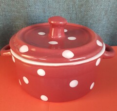 !09 Супница-кокотница круглая с крышкой, диаметр 10,5 см., высота 8,5 см. Франция Цвет красный