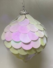 !09 НАБОР 2 ШТУКИ - ЕЛОЧНОЕ УКРАШЕНИЕ ИЗ ПАЙЕТОК , 11 СМ. ПЕРЛАМУТРОВАЯ