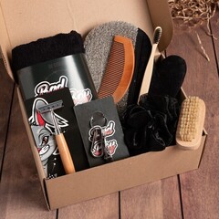 !09 Набор подарочный Danger boy 8 предметов(Бритвенный станок, Варежка-мочалка, Зубная щётка, Мочалка, Полотенце, Принадлежности для маникюра, Щётка)