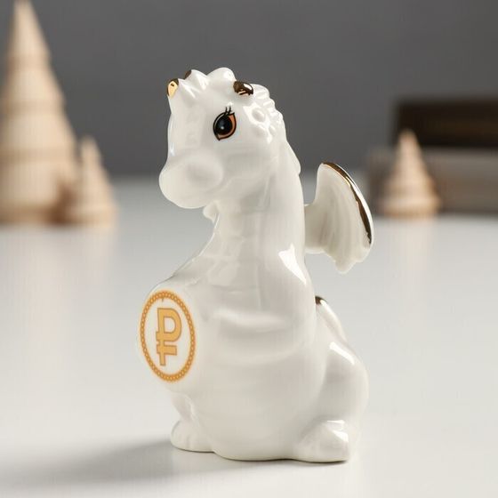 !09 Сувенир керамика &quot;Дракоша с монеткой - рубль&quot; бело-золотой 5х7х9 см.