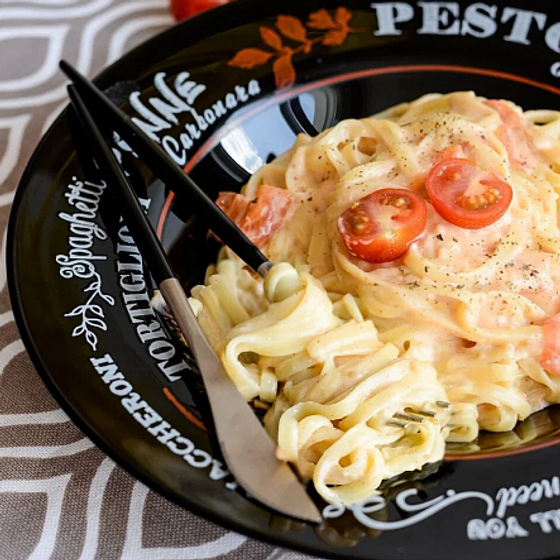 Тарелка для пасты ФРЕНДС ТАЙМ БЛЭК декорированная