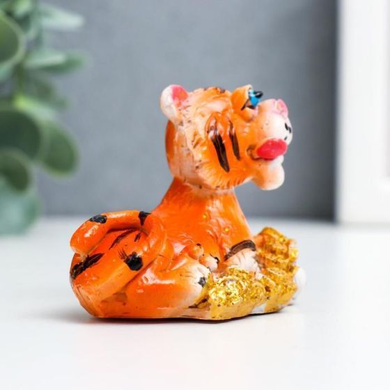 !09 Сувенир полистоун "Голубоглазый тигр с монетами/купюрами" МИКС 4х4х10 см