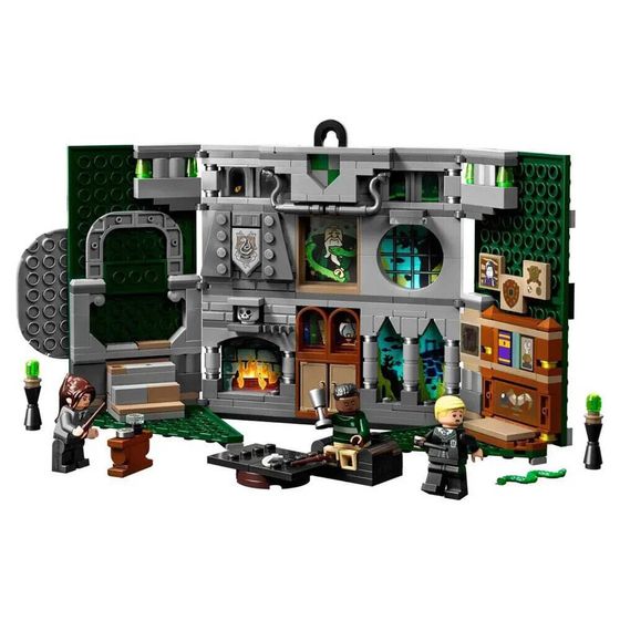 Игра LEGO Slytherin™ Строительство баннера дома