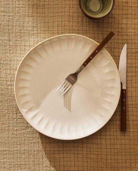 Stoneware dinner plate with raised design