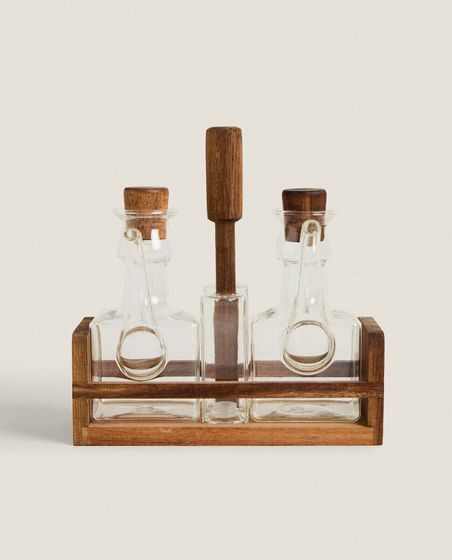 Borosilicate glass and wood cruet set