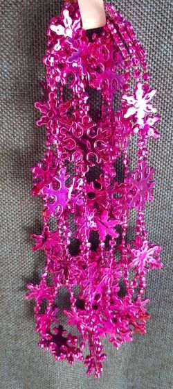 !09 НАБОР 3 ШТУКИ - ЕЛОЧНОЕ УКРАШЕНИЕ MARKO FERENZO - БУСЫ "СНЕЖИНКИ" 2,7 М., ЦВЕТ ФУКСИЯ