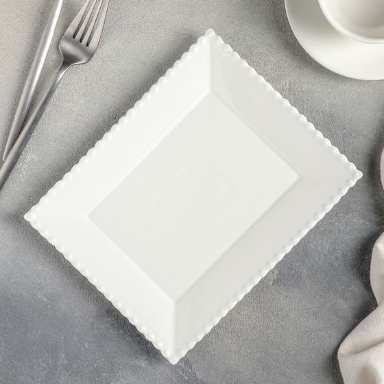 Тарелка фарфоровая десертная Magistro «Лакомка», 20×16 см, цвет белый