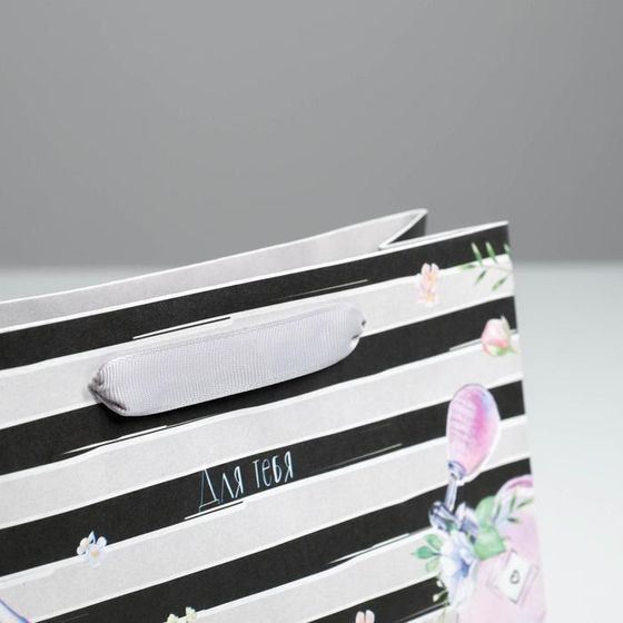 !09 Комплект из 2-х подарочных пакетов: ламинированный «Любовь дарит тебе счастье» 22 × 17.5 × 8 см + ламинированный горизонтальный «С Любовью» 23 × 18 × 10 см