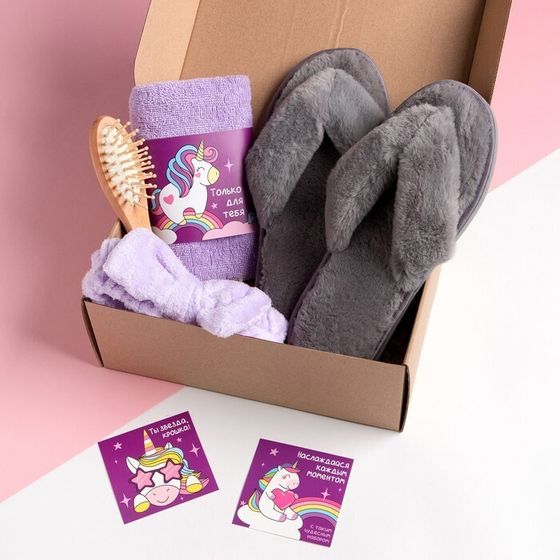 !09 Набор подарочный «Для самой уникальной» полотенце и аксессуары (Открытка, Повязка, Полотенце, Расчёска для волос, Тапочки)