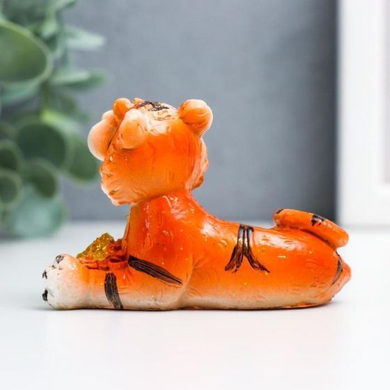 !09 Сувенир полистоун "Голубоглазый тигр с монетами/купюрами" МИКС 4х4х10 см