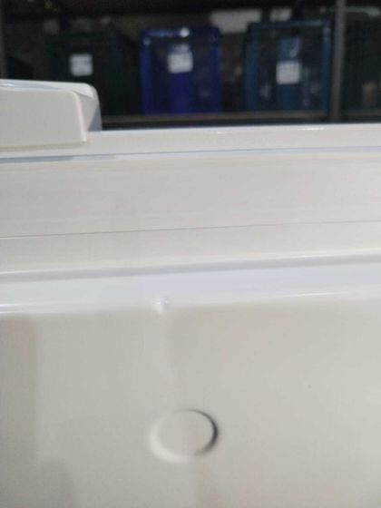 УЦЕНКА-Морозильный ларь Kraft BD(W)-435QX белый 435л-(вмятина нижн лев угол спереди, лопнуто обрамление ларя, повреждения пластика внутри крышки)