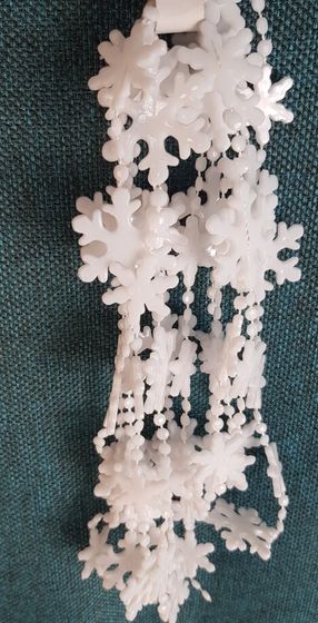 !09 НАБОР 2 ШТУКИ - ЕЛОЧНОЕ УКРАШЕНИЕ - БУСЫ "СНЕЖИНКИ" 2,7 М., ЦВЕТ БЕЛЫЙ