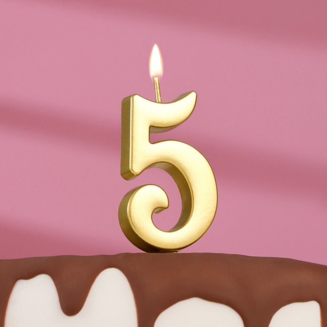 Гвоздик цифра 1. Торт цифра 5. Торт в форме цифры 5 со свечками с праздничными. Золотые свечки цифры на торт. Цифры на торт свечи гиф.