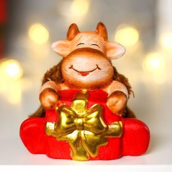 !09 НАБОР 2 ШТУКИ - Сувенир керамика &quot;Бычок Весельчак с подарком&quot; меховой