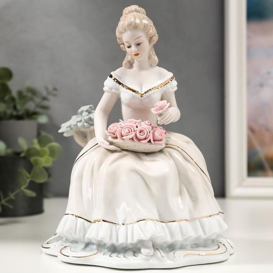 Сувенир керамика &quot;Фрейлина в бальном платье с тарелкой роз&quot; 23х14х18,2 см