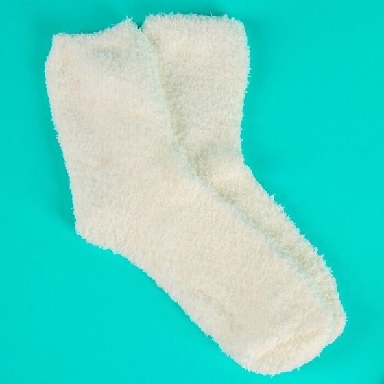 !09 Набор «Время чудес»: чай чёрный с тропическими фруктами 50 г., крем-мёд с черникой 120 г., арахис в шоколадной глазури 100 г., носки р-р: 36–39, термос 500 мл.