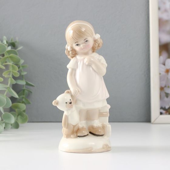 Сувенир керамика &quot;Девочка в белом платьице с мягким медведем&quot; 6,5х7,5х16,5 см