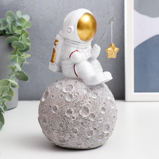 Фигурка полистоун «Астронавт-рыбак», 17.3×11.5 см