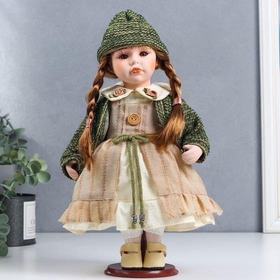 Кукла коллекционная керамика &quot;Василиса в бежевом платье, зелёном жакете&quot; 30 см