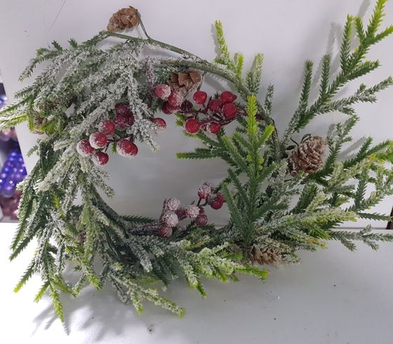 !09 Новогодний венок с шишками и ягодами d 18 см. 32 см.