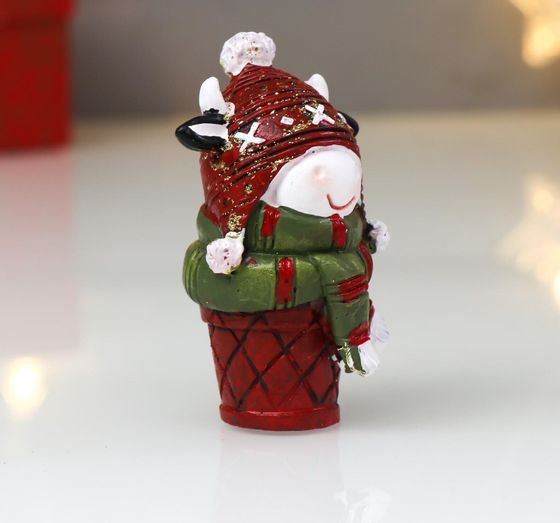 !09 Сувенир полистоун &quot;Бычок в вязаной шапке&quot; красный с зелёным 7,5 см.