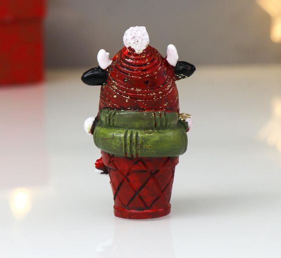 !09 Сувенир полистоун &quot;Бычок в вязаной шапке&quot; красный с зелёным 7,5 см.