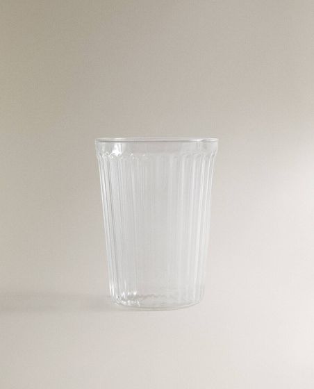 Soft drink tumbler with lines