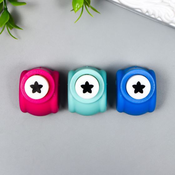 !09 Набор школьных принадлежностей (15 предметов): линейка - 2 шт.,  треугольник- 2 шт., транспортир, дырокол, ластик  - 3 шт., часы, держатель - 4 шт., точилка