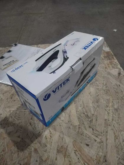 УЦЕНКА-Утюг Vitek VT-8356 2600Вт белый/фиолетовый-(потертости на крышке-подставке, не плотное прилегание платиска возле крышки-подставки, плохая упак)