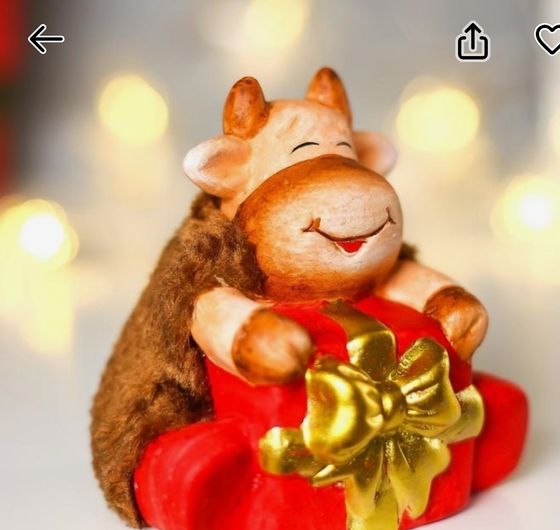 !09 НАБОР 2 ШТУКИ - Сувенир керамика &quot;Бычок Весельчак с подарком&quot; меховой