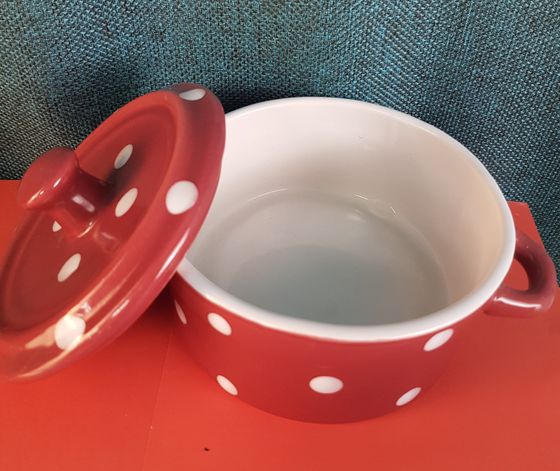 !09 Супница-кокотница круглая с крышкой, диаметр 10,5 см., высота 8,5 см. Франция Цвет красный