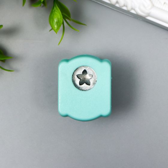 !09 Набор школьных принадлежностей (15 предметов): линейка - 2 шт.,  треугольник- 2 шт., транспортир, дырокол, ластик  - 3 шт., часы, держатель - 4 шт., точилка