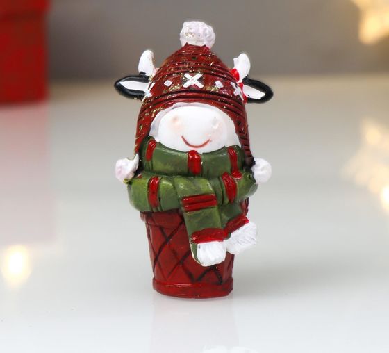 !09 Сувенир полистоун &quot;Бычок в вязаной шапке&quot; красный с зелёным 7,5 см.