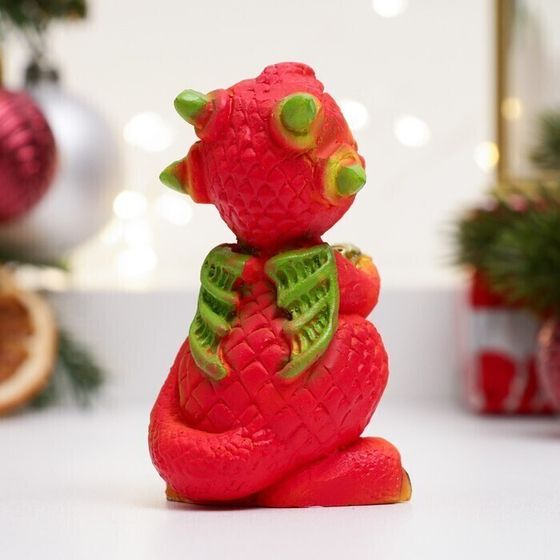 !09 Фигура "Дракончик с подарком" красная, 5,5х5х7,5 см.
