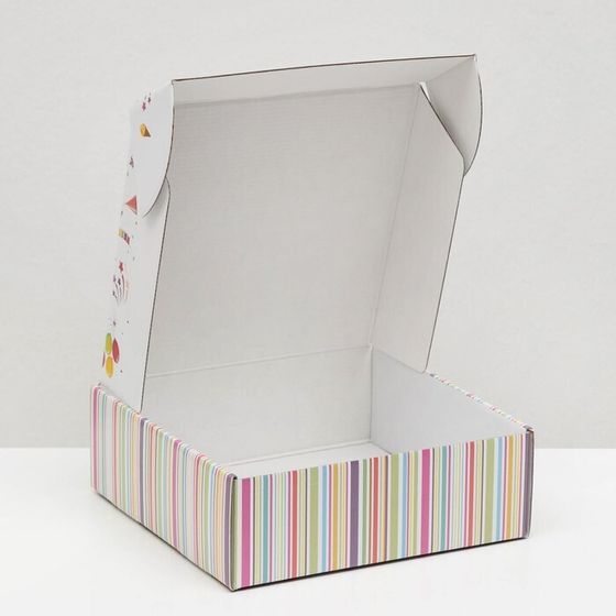 !09 Коробка самосборная &quot;С днём рождения!&quot; 23 х 23 х 8 см.