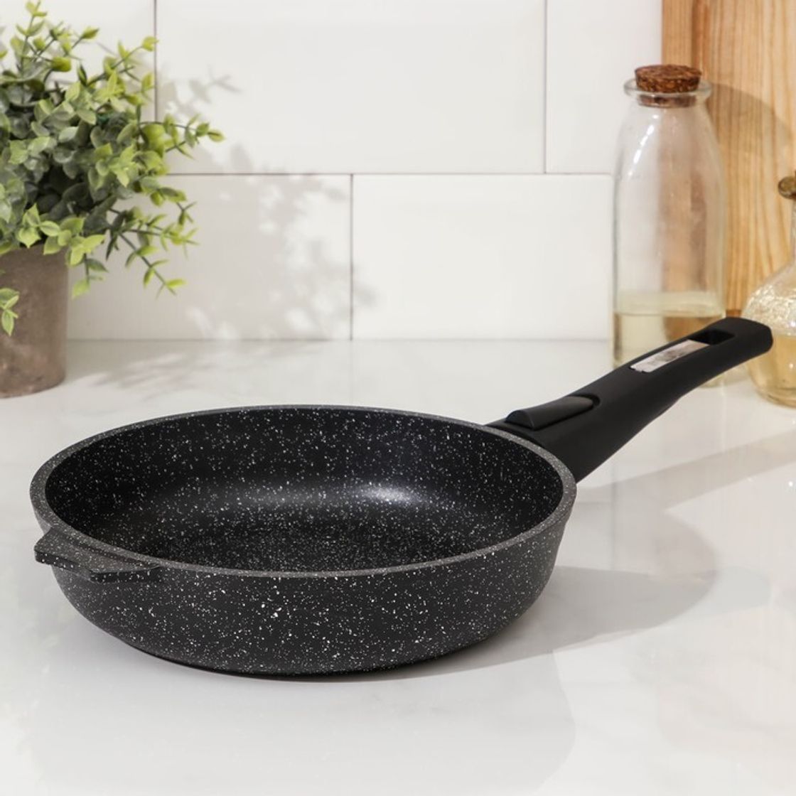 гранитная сковорода. сковорода мечта 24 см. сковорода гранит full base brown dariis 26 см. сковорода мраморная или гранитная. сковорода с гранитной крошкой зеленого цвета.